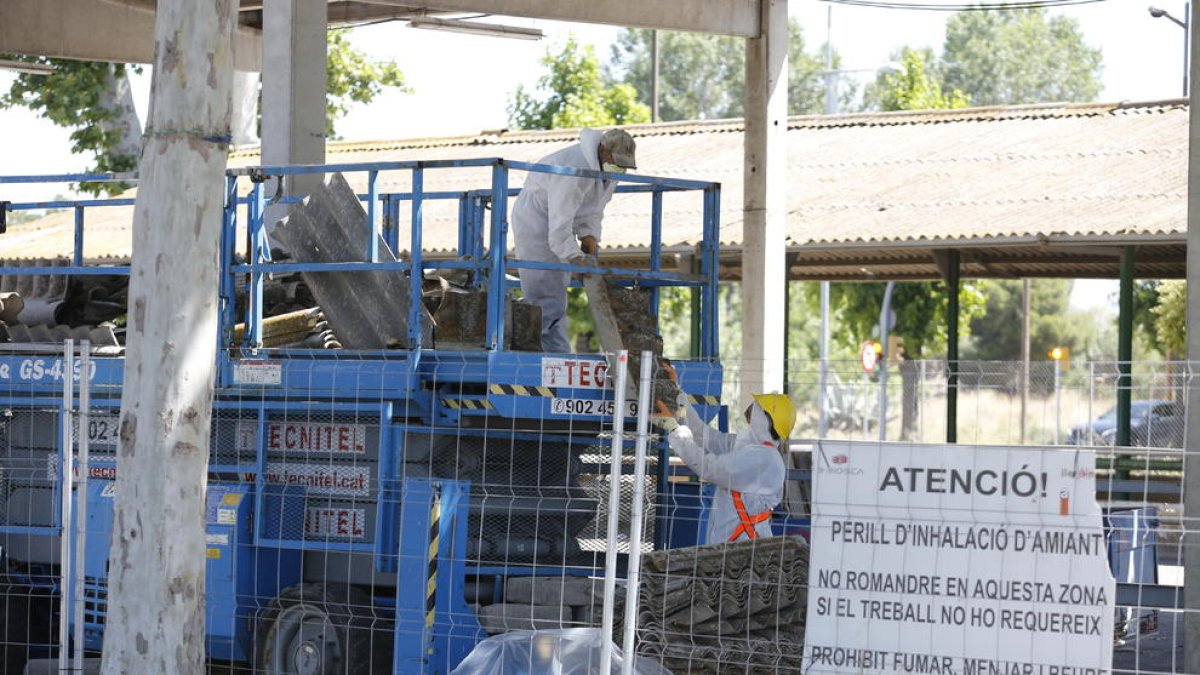 Retiren la uralita dels Camps Elisis