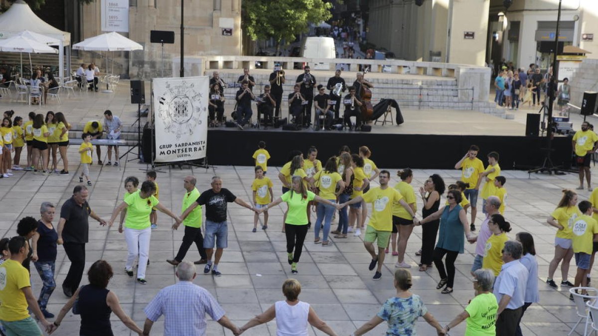 Celebración del 52 Aplec de la Sardana ayer en la plaza Sant Joan.