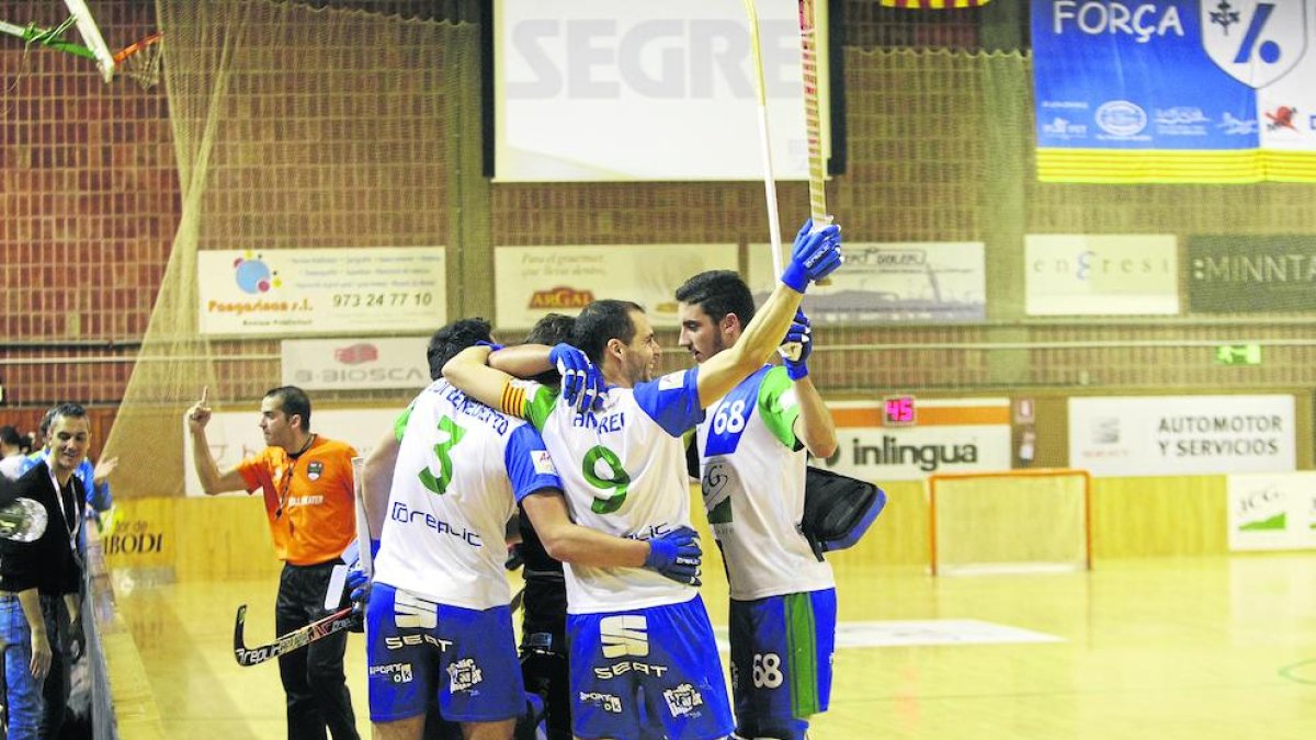 Jugadores del Llista celebran uno de los goles ante el Igualada.