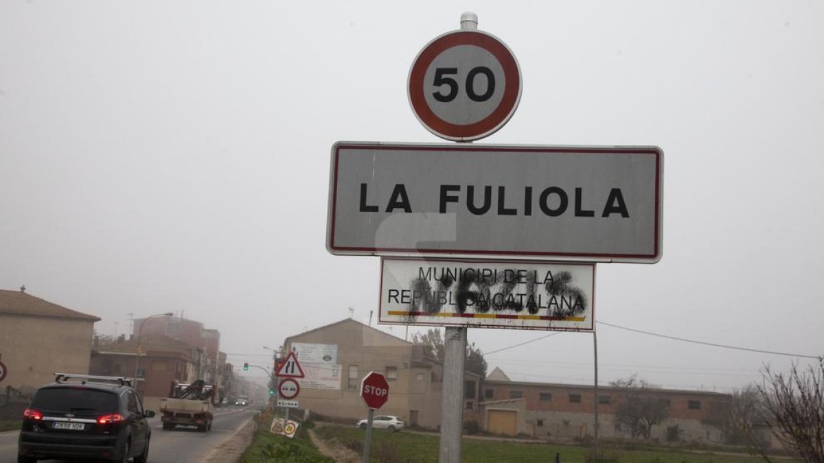 Una de las pintadas en la entrada de la población.
