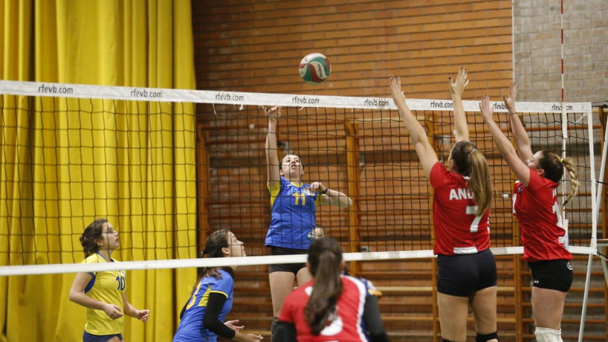 Una jugada del partit d’ahir al Camp Escolar.