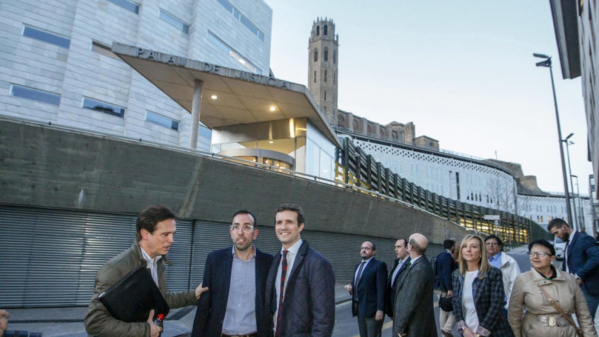 Casado, al lado de Xavier Palau delante de los juzgados del Canyeret mientras subían hacia la Seu Vella.