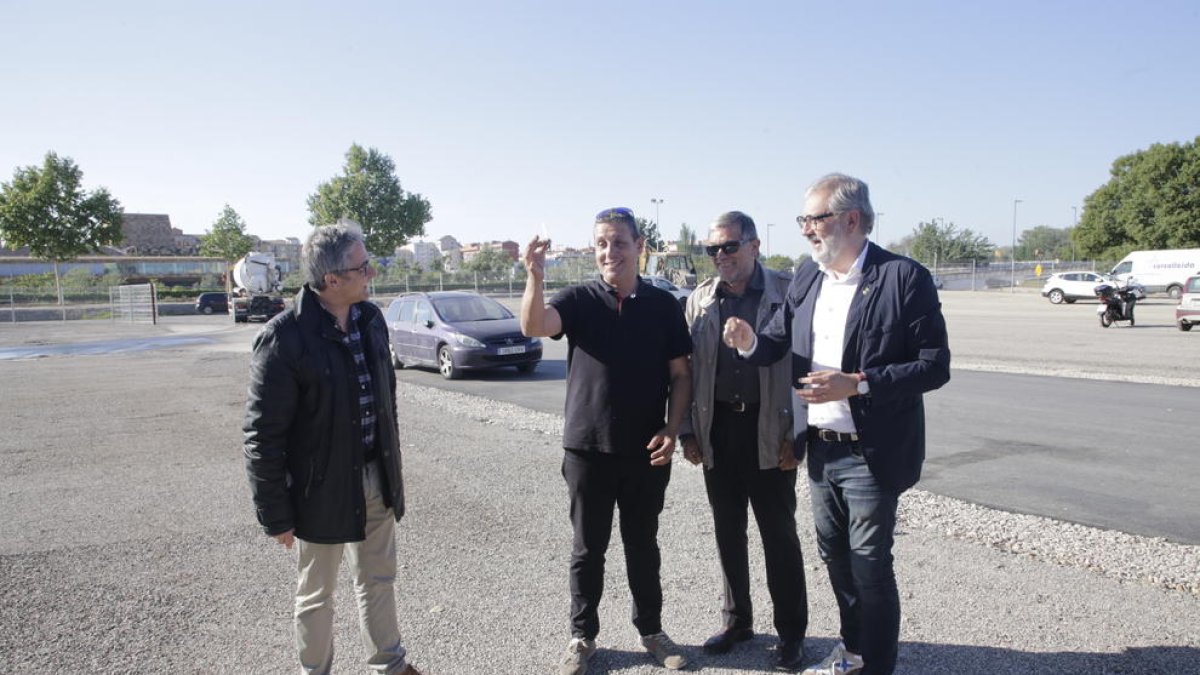 El presidente de los feriantes, con las llaves del terreno.