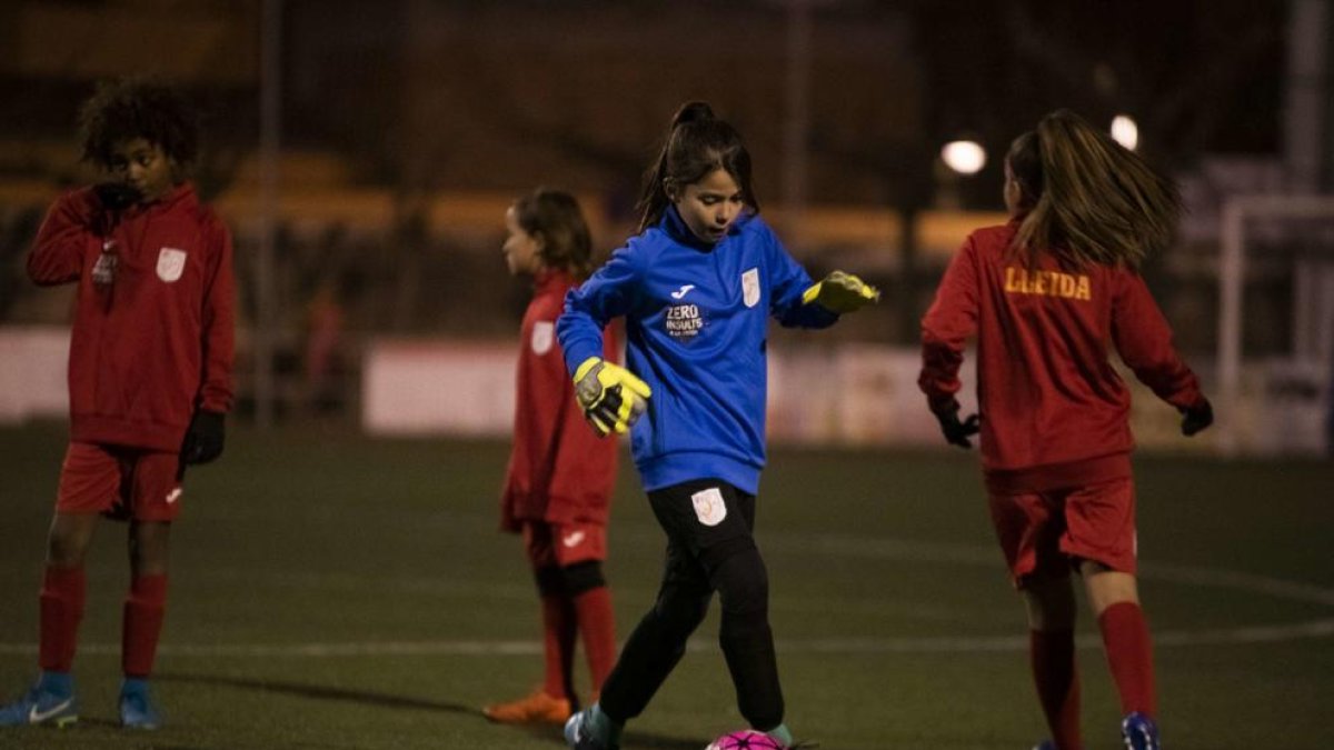 Les nenes seleccionades exercitant-se ahir a Cervera.