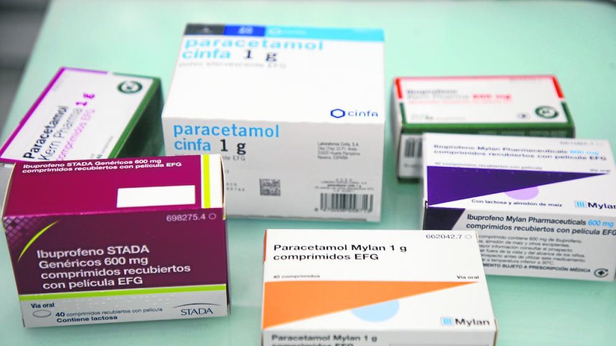 Envasos d’ibuprofèn i paracetamol d’una farmàcia.