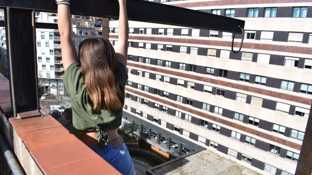 Rescatada una noia penjada d'un vuitè pis per fer-se una foto