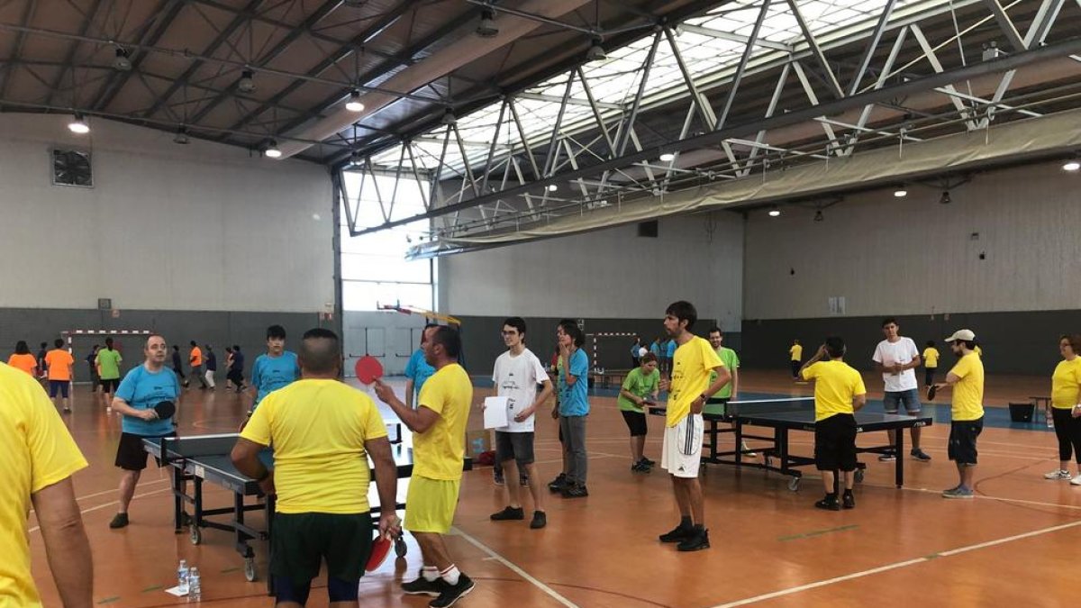 Un grupo de participantes del torneo inclusivo jugando a tenis de mesa.