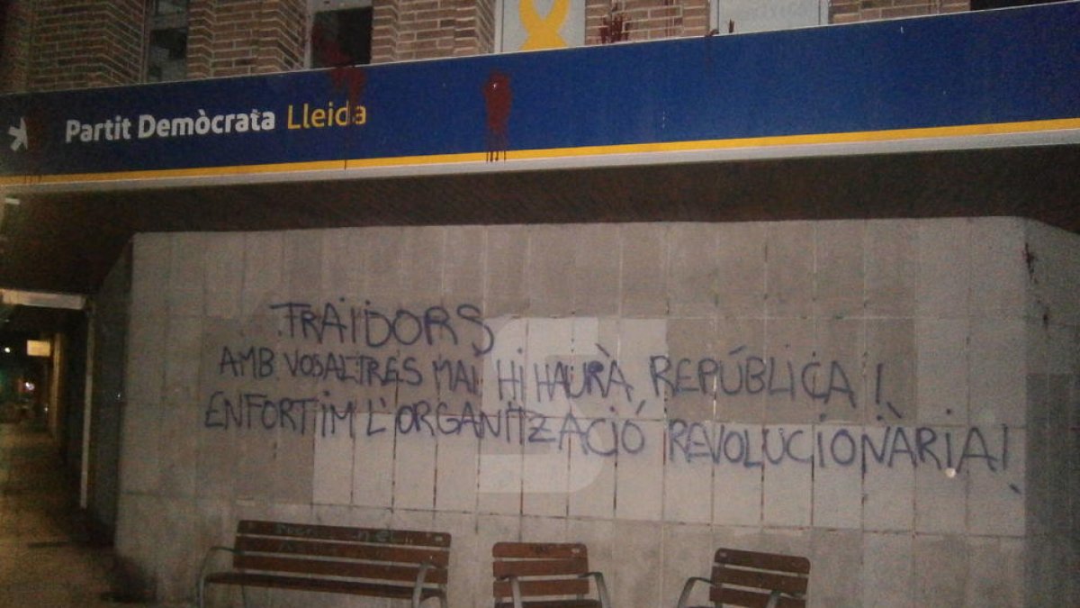 La pintada que el PDeCAT va trobar a la seua seu el dia 31.