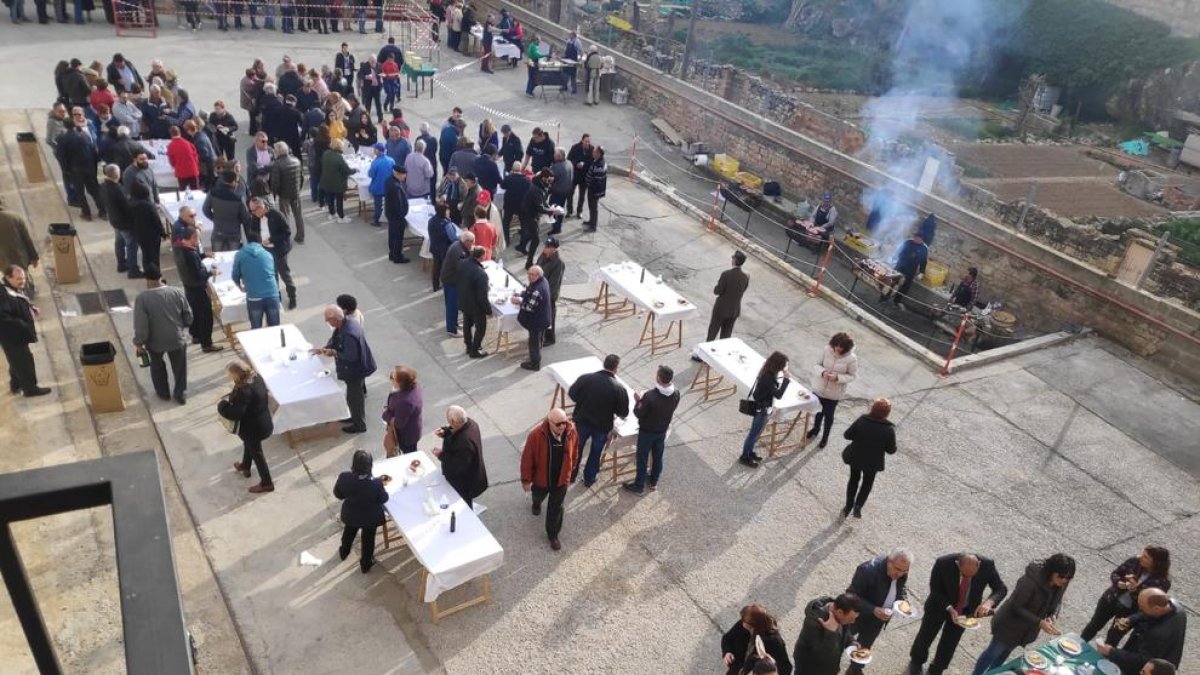 L’esmorzar popular va reunir més d’un miler de persones durant la Fira de l’Oli i la Pedra de Vinaixa.