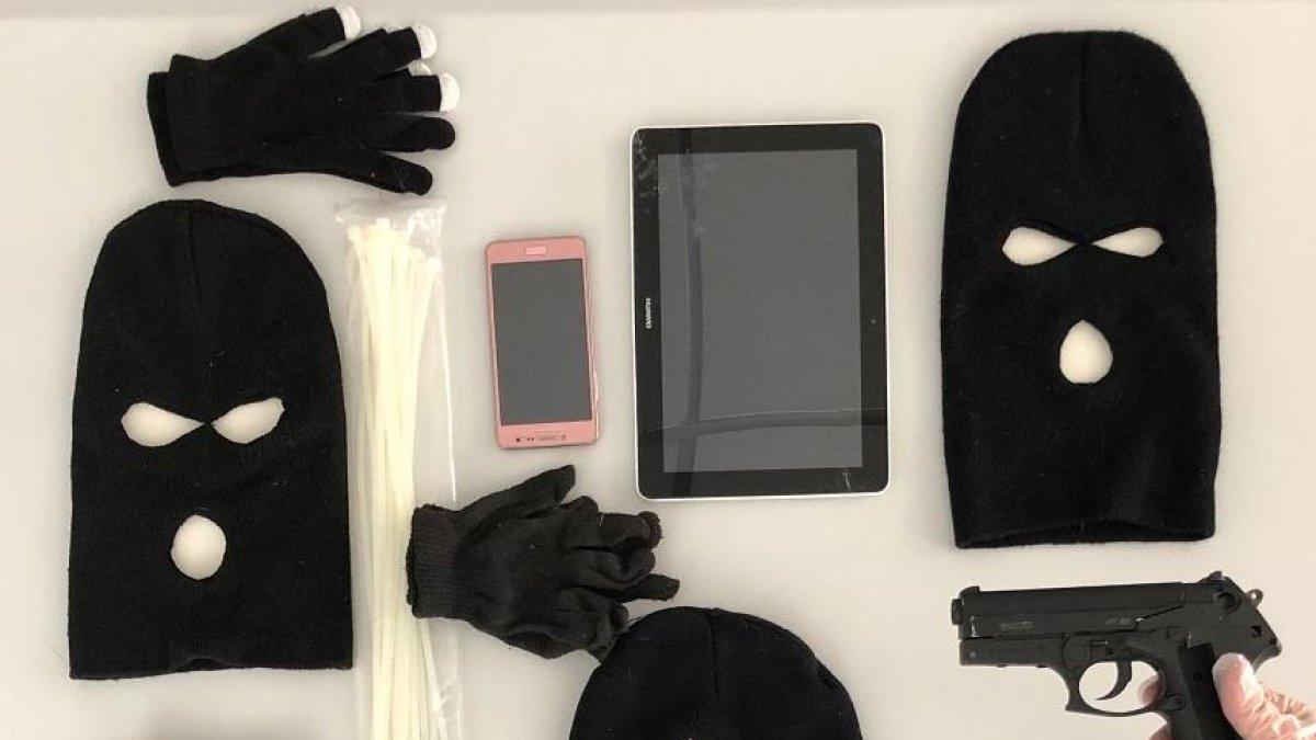 Els agents van intervenir armes i passamuntanyes, entre altres objectes, als domicilis dels dos detinguts.