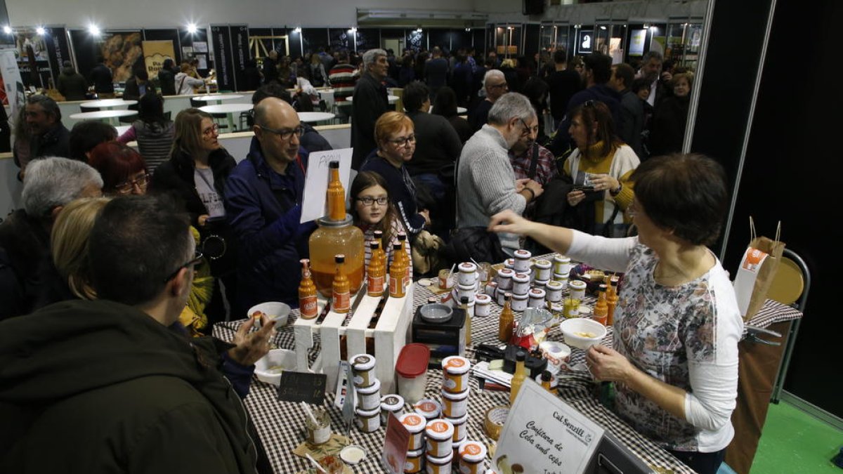 Los visitantes pueden degustar distintos productos de los estands.