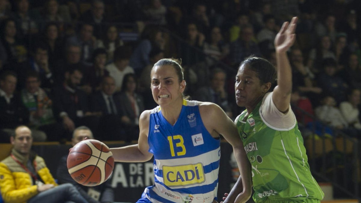 Andrea Vilaró, la gran protagonista ahir del partit, intenta anar-se’n del marcatge de Roberson.