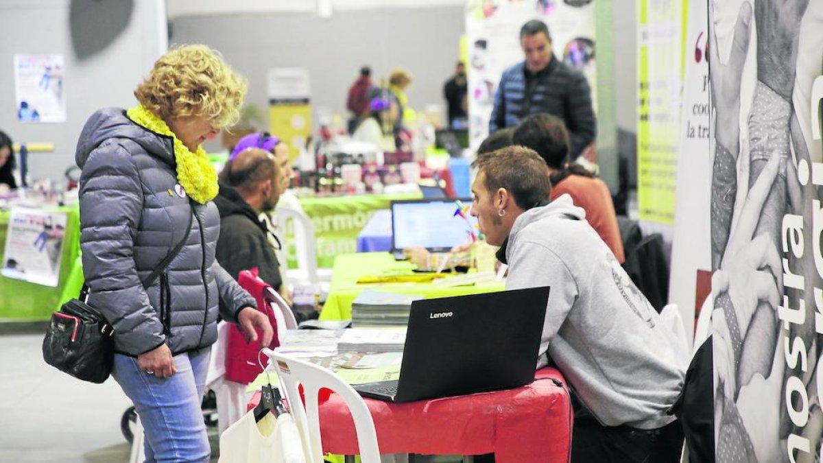 Público ayer por la tarde en los estands de la feria en Balaguer.