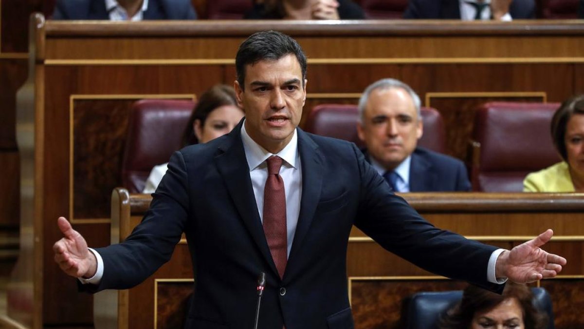 Sánchez promet millorar a curt termini el finançament de totes les regions