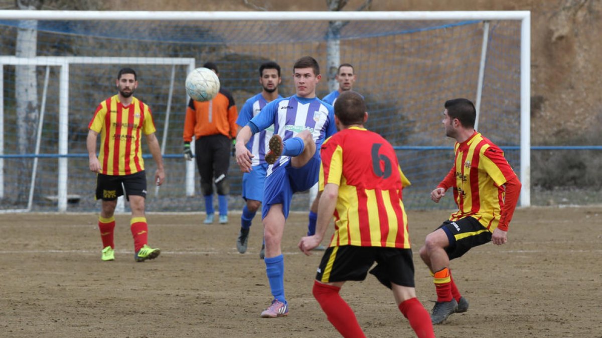 Un jugador del Vilanova rep l’esfèric davant la pressió rival.