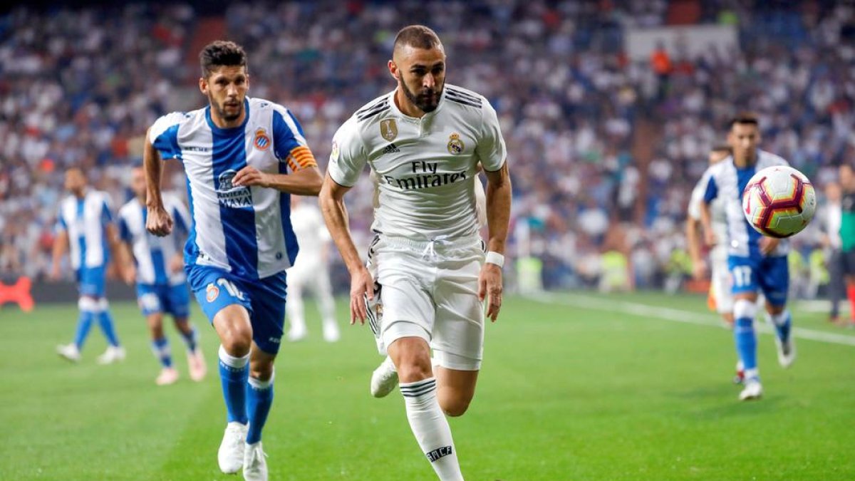 Javi López intenta frenar el avance de Karim Benzema.