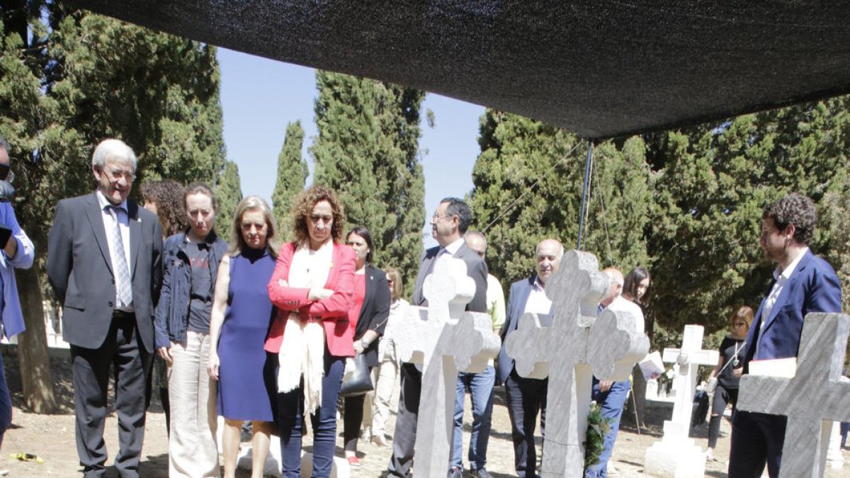 La consellera Ester Capella va visitar ahir els treballs d’exhumació al cementiri d’Alguaire.