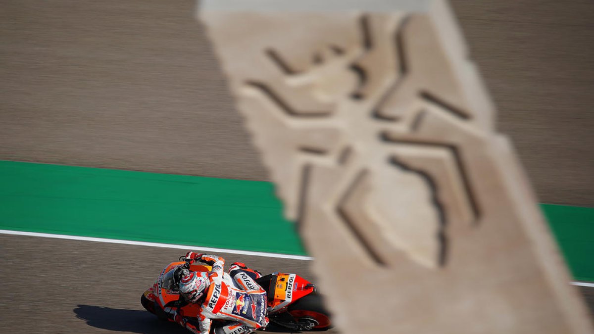 Marc Màrquez pasa por delante del monolito con el que el circuito de MotorLand da su nombre a la décima curva.