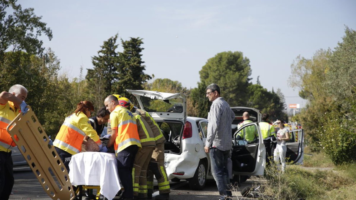 Atenent una de les ferides a la col·lisió de l’N-240.