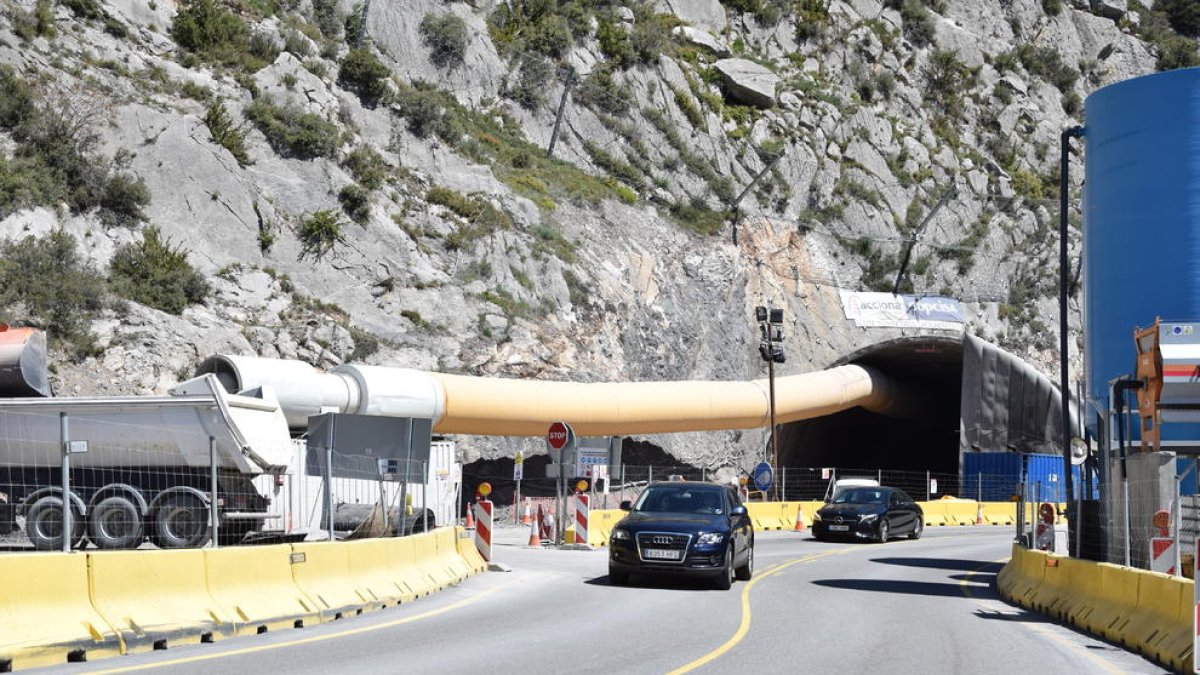 Imagen de las obras de excavación de escombros del túnel de Tres Ponts, en la carretera C-14.