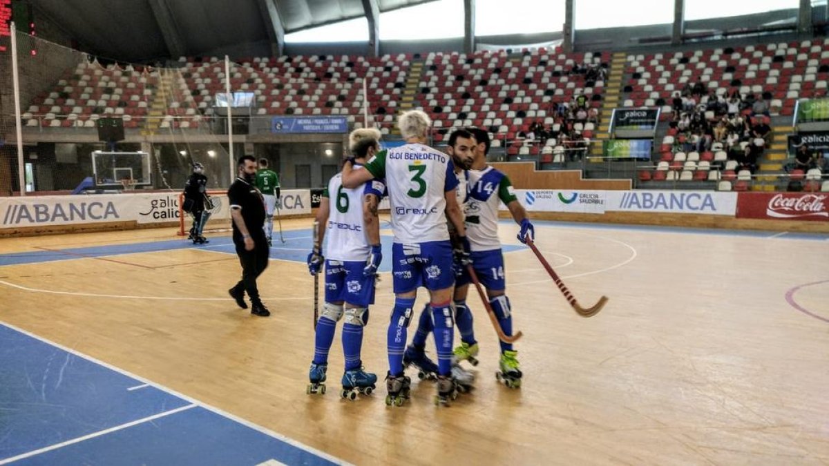 Los jugadores del ICG Lleida celebran uno de los cinco tantos que anotaron en la pista del Liceo.