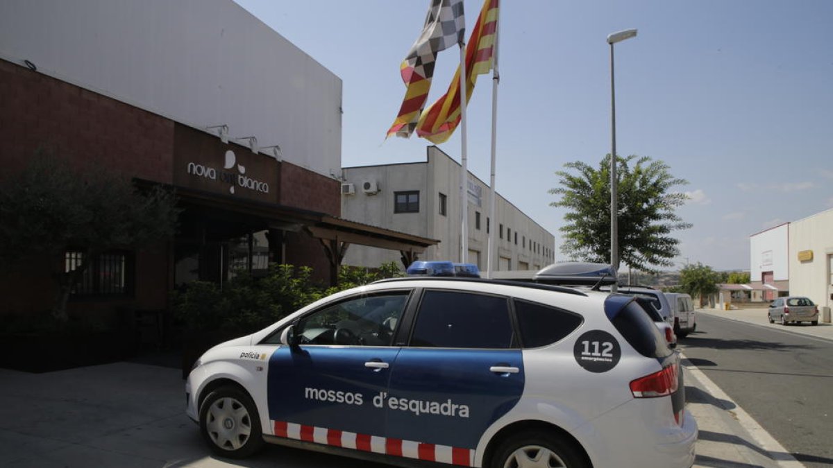 Un coche de los Mossos d’Esquadra, ayer al mediodía ante el restaurante de Balaguer.