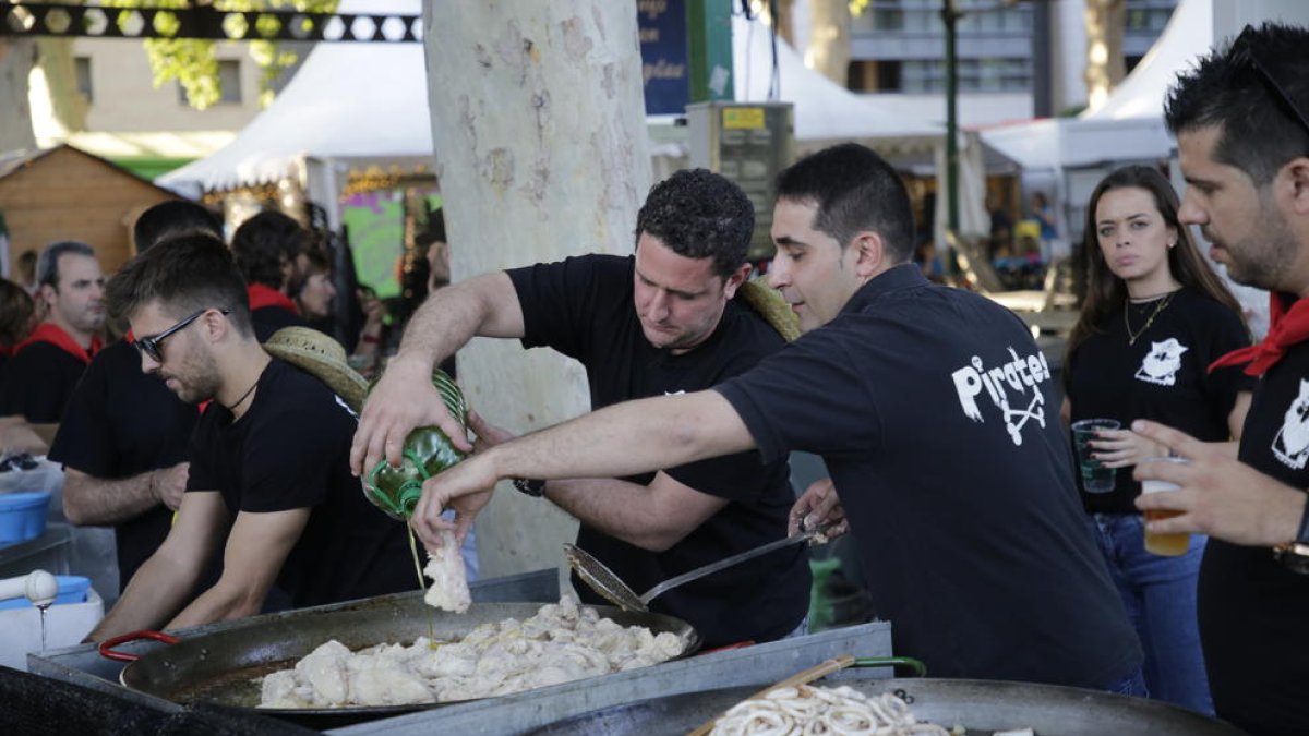 Els penyistes van preparar el primer dels àpats de l’Aplec.