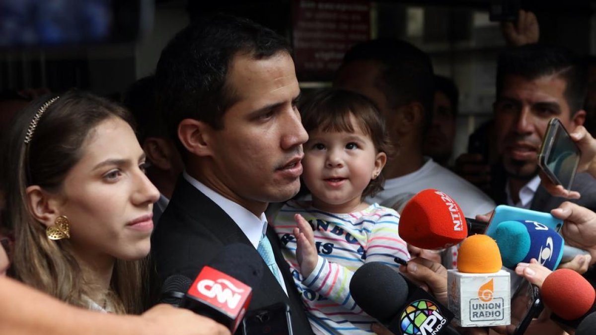El autoproclamado Juan Guaidó, acompañado de su esposa, Fabiana Rosales, y su hija Miranda.