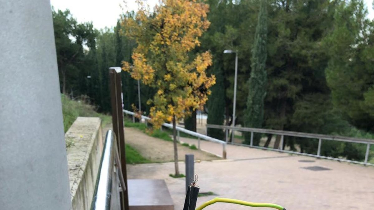 Farolas y tomas de luz abiertas y con los cables arrancados.