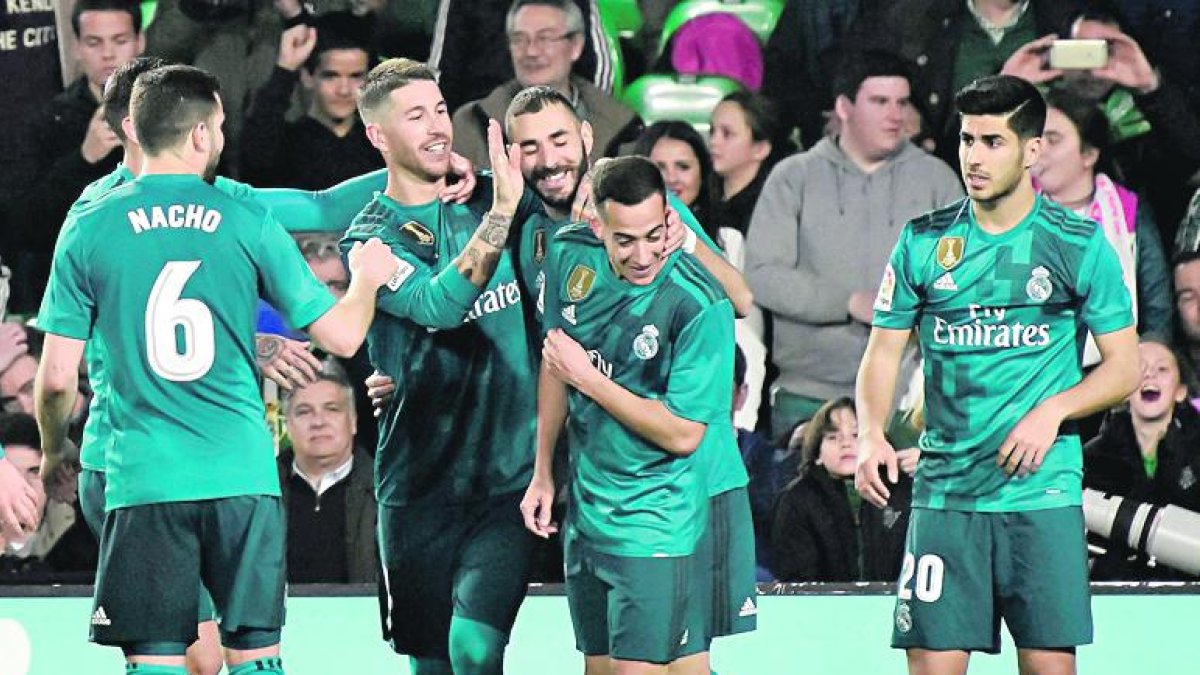Benzema celebra amb els companys el gol, el cinquè de l’equip.