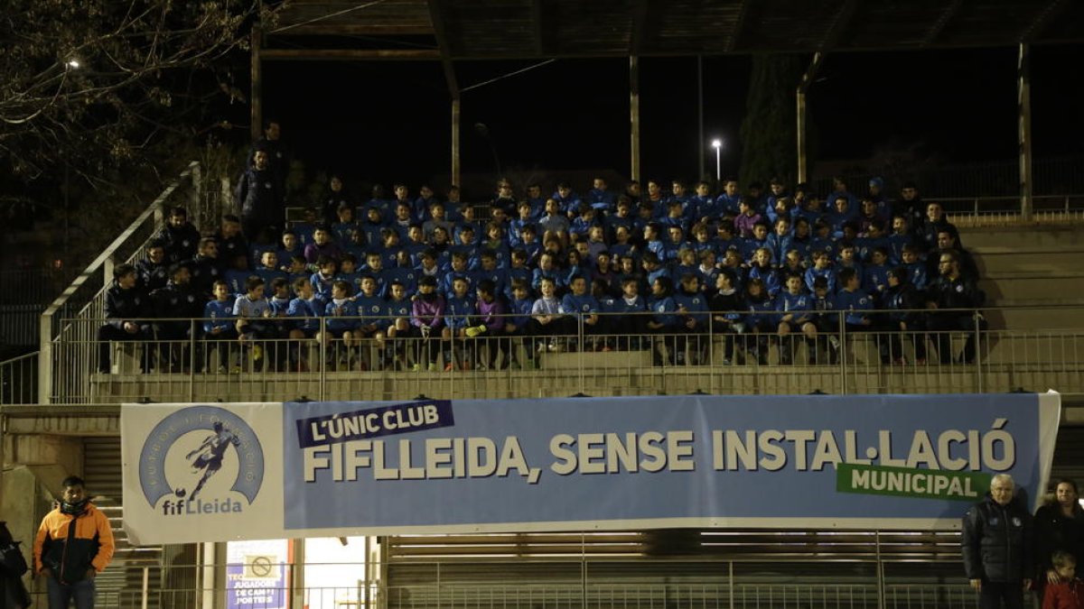 Els nens i nenes del FiF posen amb una pancarta reivindicativa després de la xocolatada.