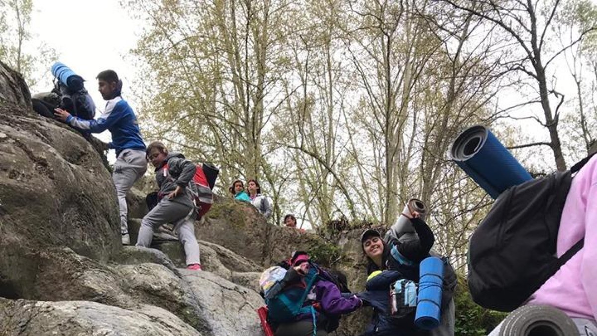 Los niños y jóvenes del A.E. Lo Mòtit de ruta por La Canya durante sus campamentos de primavera.