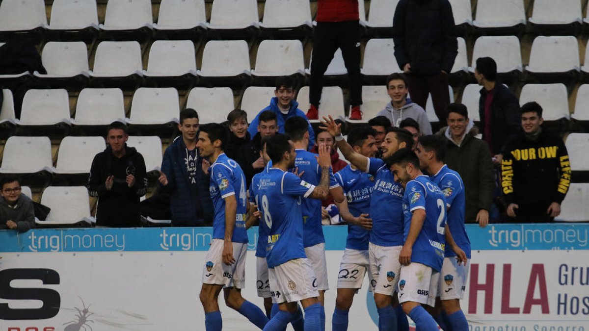 Juanto acaba de marcar el 2-0, al límit del descans. El jugador celebra el primer gol amb la samarreta del Lleida, amb Fernando Pumar anant a abraçar-lo.