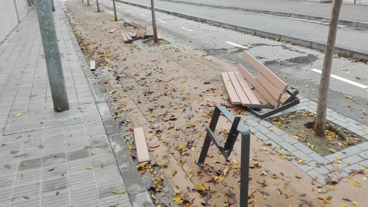 Imatge dels bancs de Cappont destrossats.