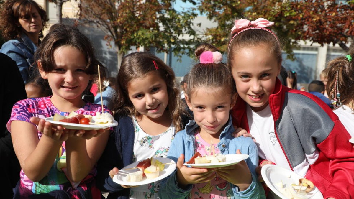 Imatge d’alumnes de Primària en una promoció de consum de pera.