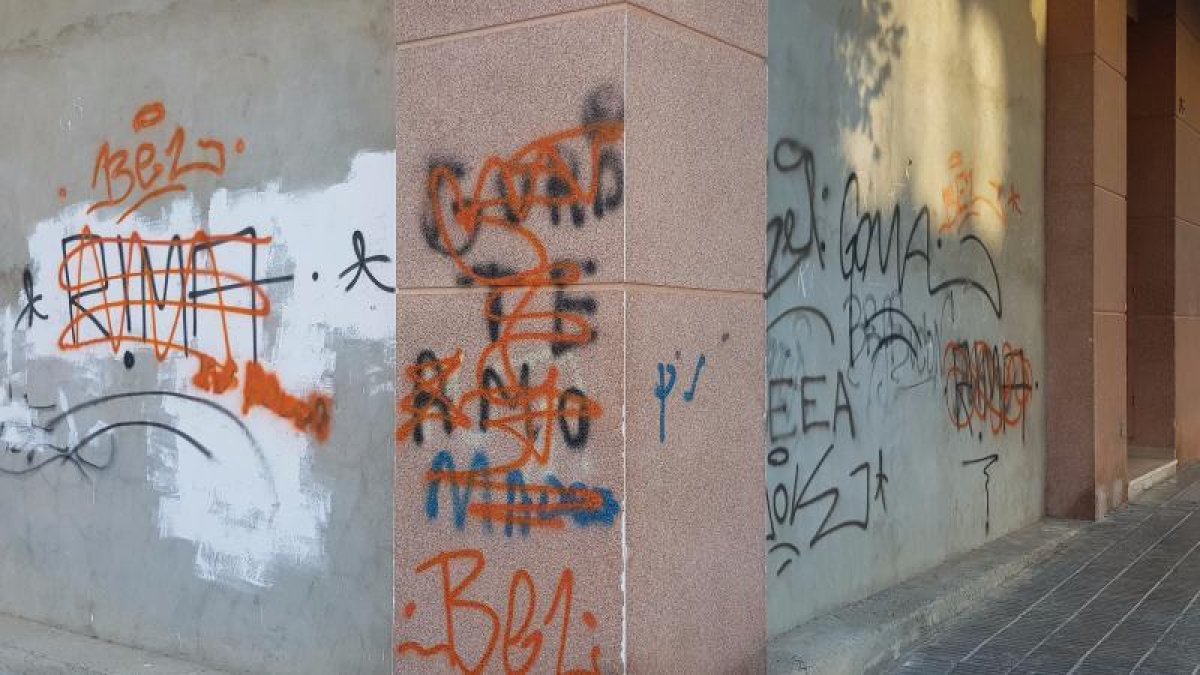 Els primers gargots han estat repintats per sobre.