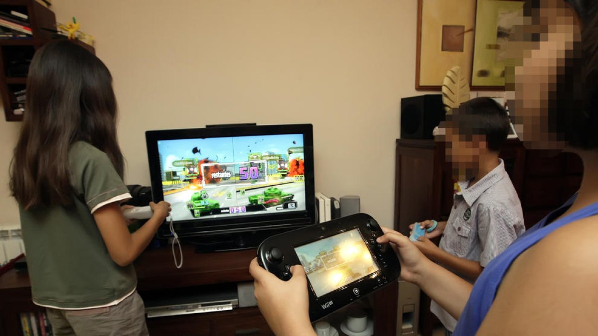 Imatge d’arxiu de nens jugant a un videojoc.