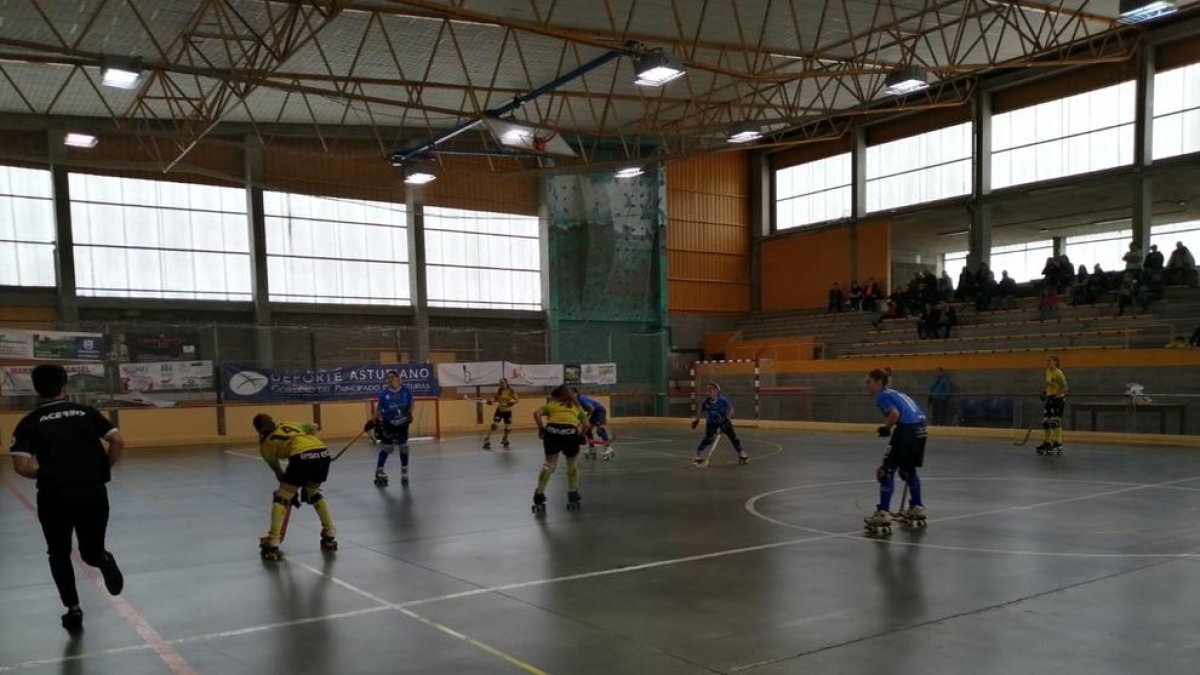 Una jugada del partit d’ahir entre l’Asturhockey i el Vila-sana.