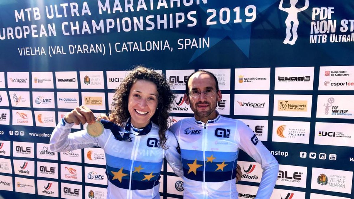 La lleidatana Ramona Gabriel mostra la medalla d’or com a vencedora de la prova i campiona d’Europa al costat del guanyador masculí Llibert Mill.