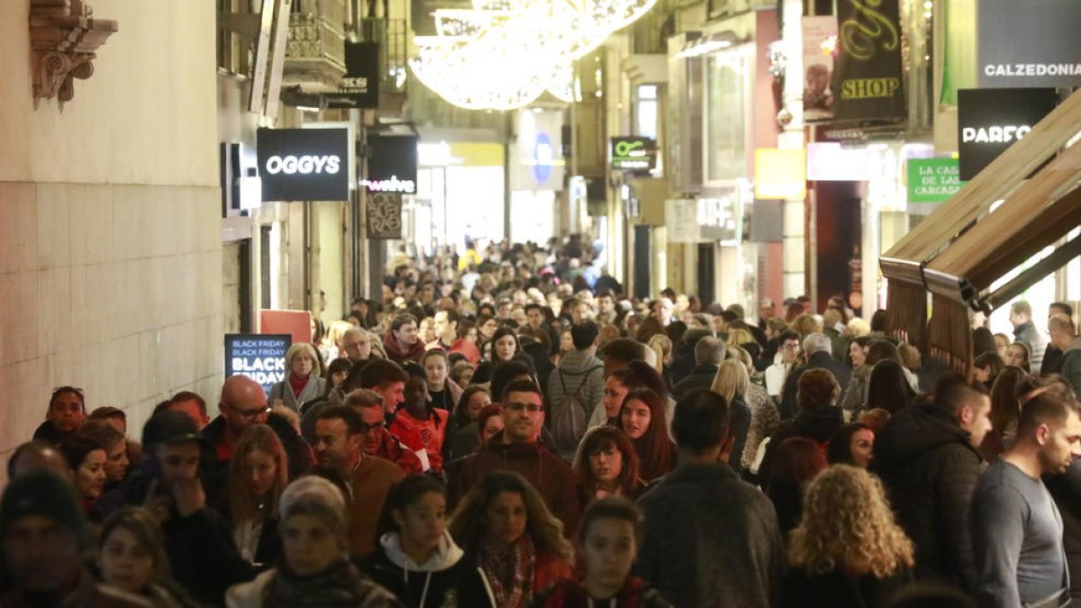L’Eix Comercial es va omplir divendres passat, Black Friday, de compradors a la recerca de descomptes.