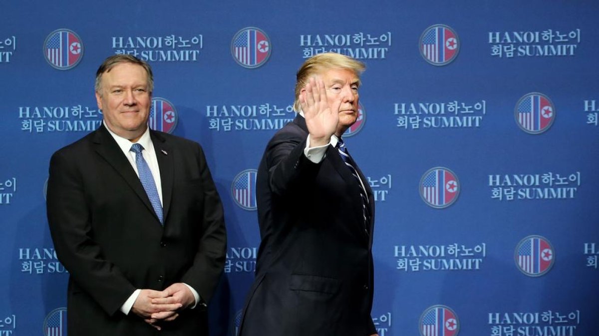 Trump, ahir a Hanoi, amb el secretari d’Estat, Mike Pompeo.