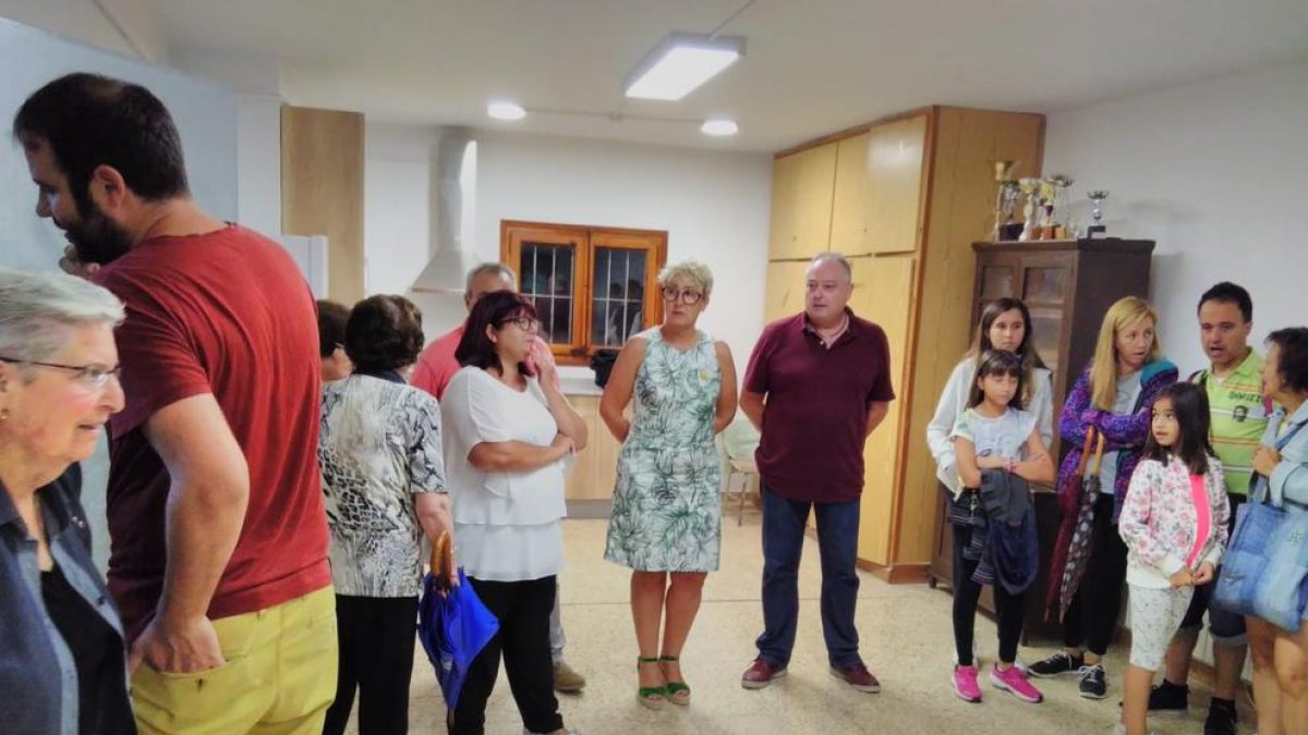 L’alcaldessa, Pilar Cases, durant la inauguració del local social divendres a la nit.