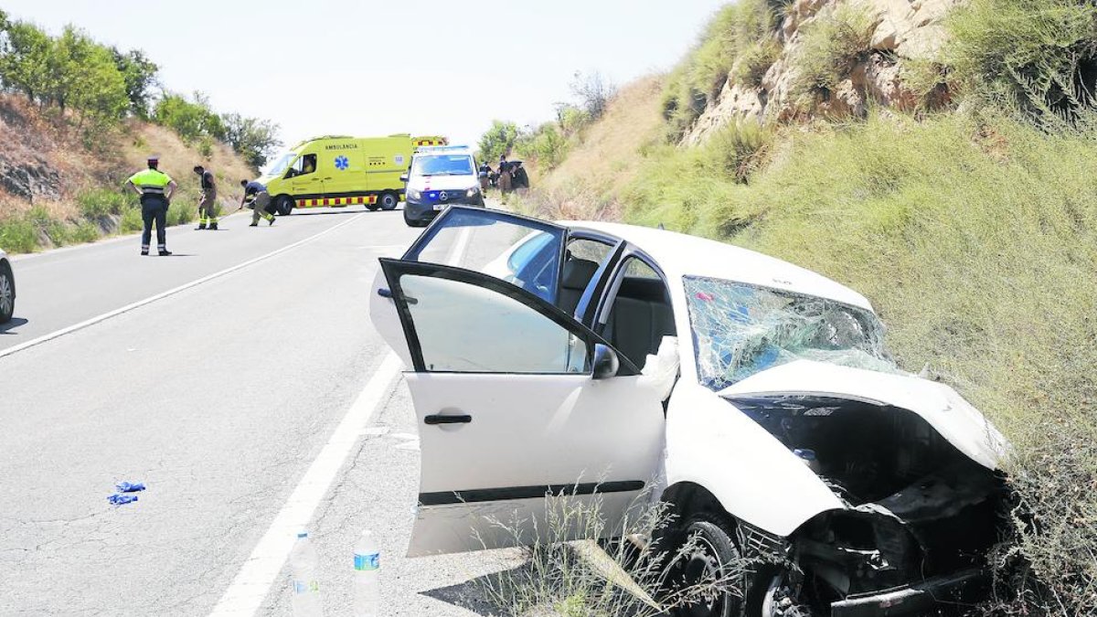 Dos de los vehículos implicados, en primer plano y en el fondo de la imagen.