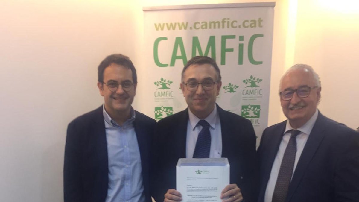 Manuel Guiu, en el centro, recibiendo el premio.