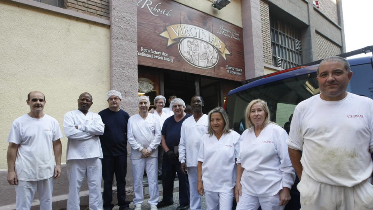 Los trabajadores delante de la sede en el barrio de Pardinyes.