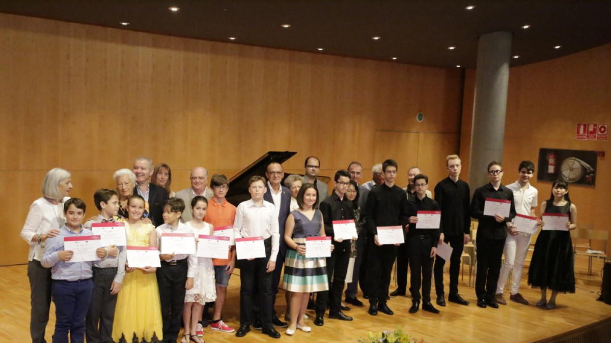 Foto de grupo ayer con los ganadores del concurso Ricard Viñes, el alcalde y organizadores.