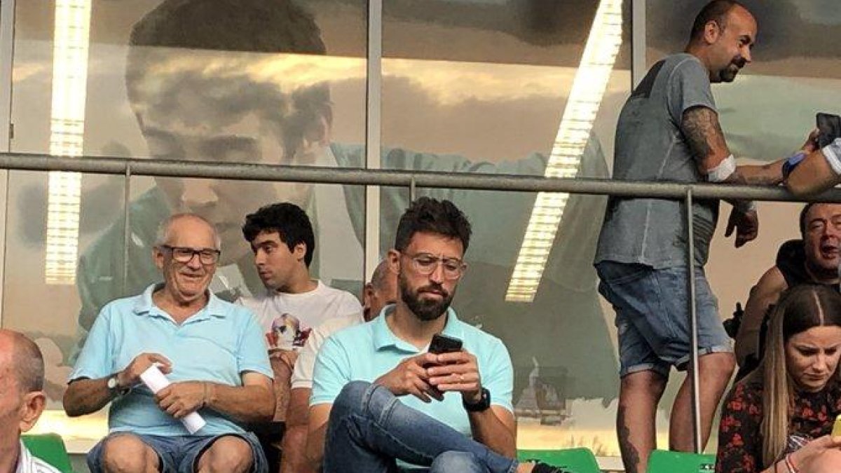 Molo va assistir ahir al partit entre el Cornellà i l’Olot.