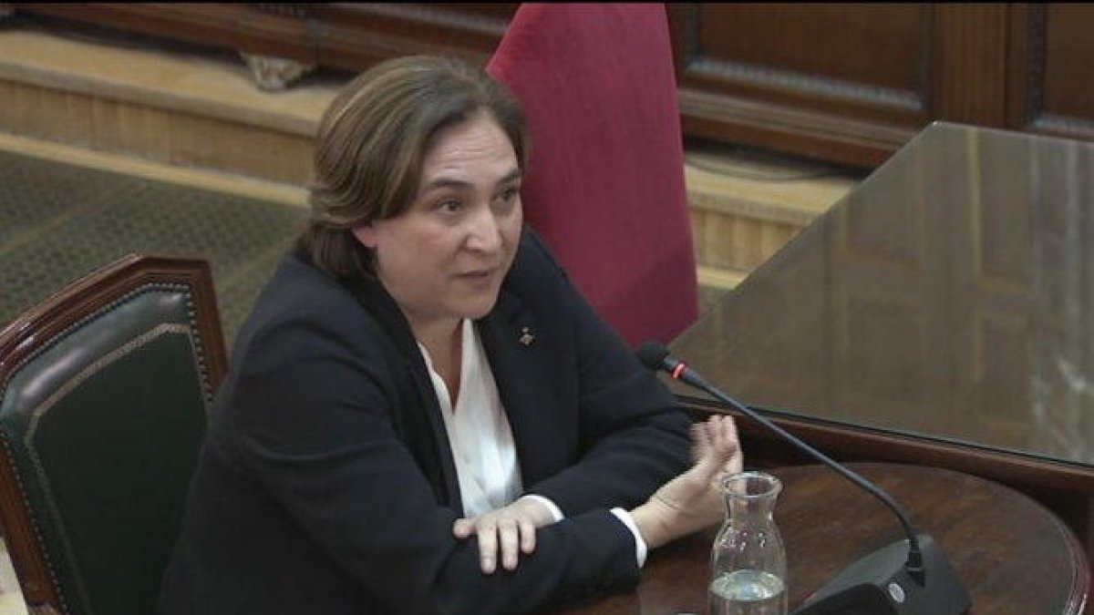 L’alcaldessa de Barcelona, Ada Colau, ahir, mentre declarava.
