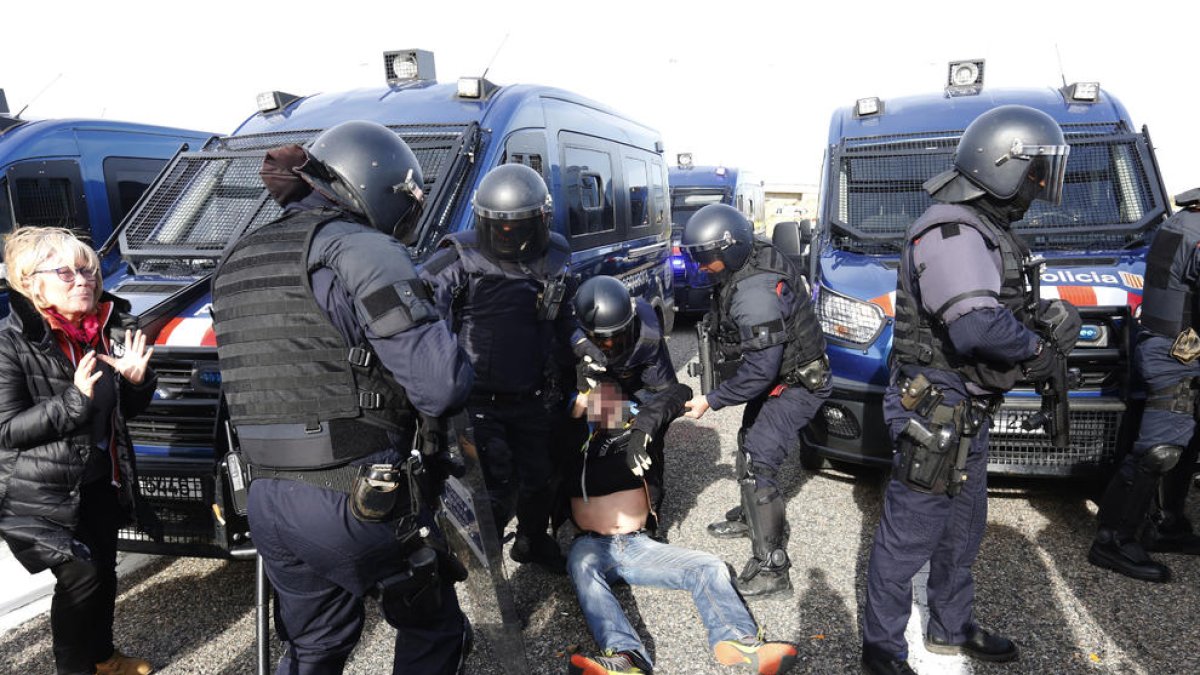 Imagen de un momento de la actuación de los Mossos.