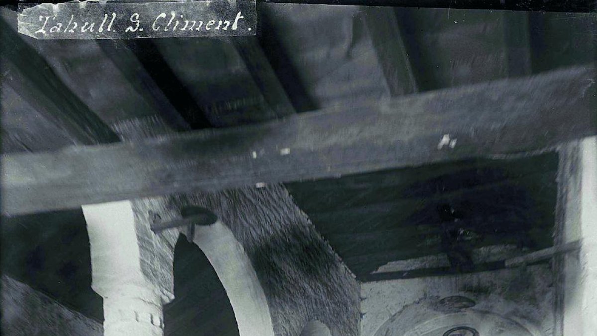 Sant Climent en 1904, con un retablo ocultando el Pantocrátor.